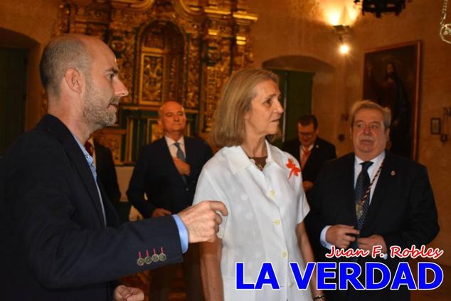 En la Torre Chacona, la Infanta Elena firmó en el libro de honor de la Cofradía y el hermano mayor, Luis Melgarejo, le hizo entrega de una réplica de la Cruz de Caravaca. Visitó las estancias del Museo de la Vera Cruz y subió hasta la Capilla de los Conjuros para ver la ciudad desde la zona más alta de la basílica. 