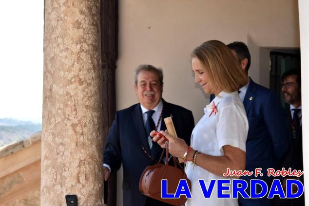 En la Torre Chacona, la Infanta Elena firmó en el libro de honor de la Cofradía y el hermano mayor, Luis Melgarejo, le hizo entrega de una réplica de la Cruz de Caravaca. Visitó las estancias del Museo de la Vera Cruz y subió hasta la Capilla de los Conjuros para ver la ciudad desde la zona más alta de la basílica. 