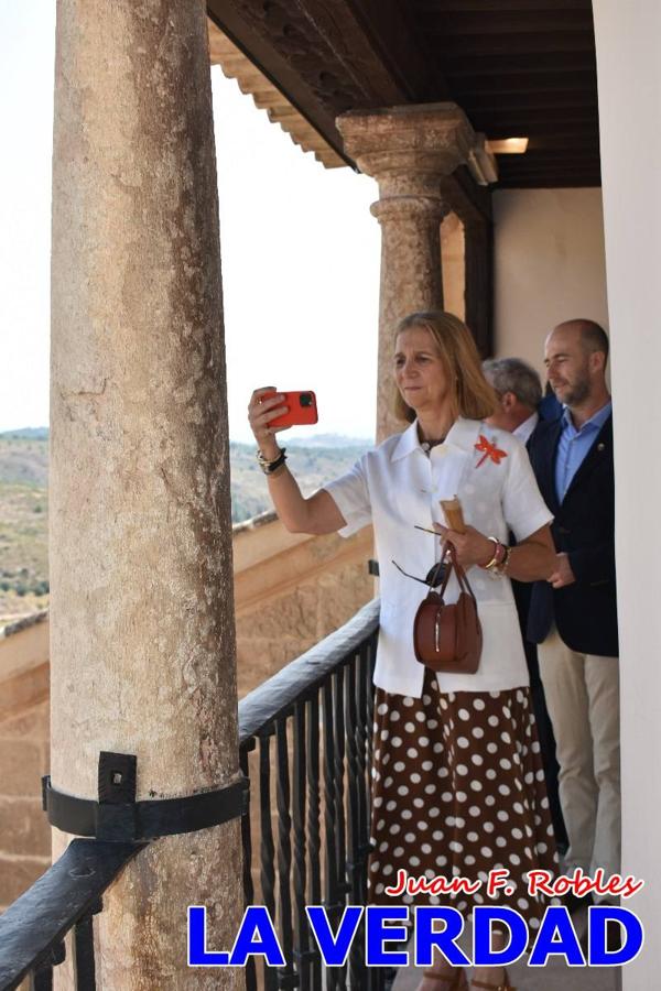 En la Torre Chacona, la Infanta Elena firmó en el libro de honor de la Cofradía y el hermano mayor, Luis Melgarejo, le hizo entrega de una réplica de la Cruz de Caravaca. Visitó las estancias del Museo de la Vera Cruz y subió hasta la Capilla de los Conjuros para ver la ciudad desde la zona más alta de la basílica. 