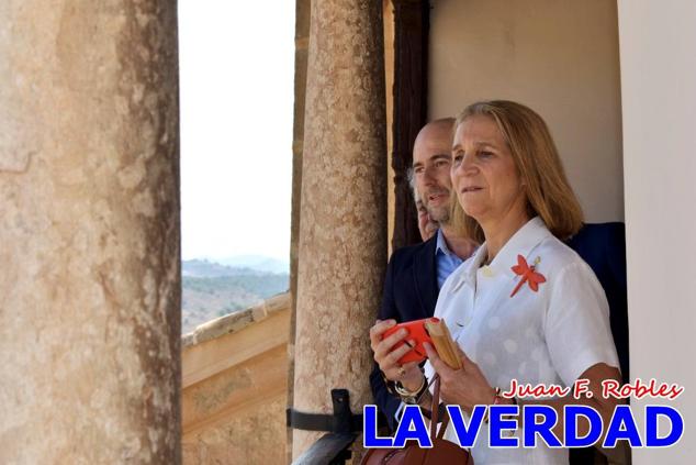 En la Torre Chacona, la Infanta Elena firmó en el libro de honor de la Cofradía y el hermano mayor, Luis Melgarejo, le hizo entrega de una réplica de la Cruz de Caravaca. Visitó las estancias del Museo de la Vera Cruz y subió hasta la Capilla de los Conjuros para ver la ciudad desde la zona más alta de la basílica. 