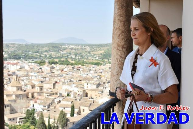 En la Torre Chacona, la Infanta Elena firmó en el libro de honor de la Cofradía y el hermano mayor, Luis Melgarejo, le hizo entrega de una réplica de la Cruz de Caravaca. Visitó las estancias del Museo de la Vera Cruz y subió hasta la Capilla de los Conjuros para ver la ciudad desde la zona más alta de la basílica. 