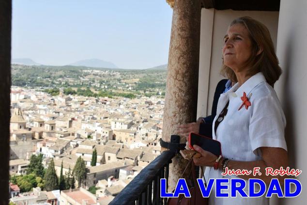 En la Torre Chacona, la Infanta Elena firmó en el libro de honor de la Cofradía y el hermano mayor, Luis Melgarejo, le hizo entrega de una réplica de la Cruz de Caravaca. Visitó las estancias del Museo de la Vera Cruz y subió hasta la Capilla de los Conjuros para ver la ciudad desde la zona más alta de la basílica. 