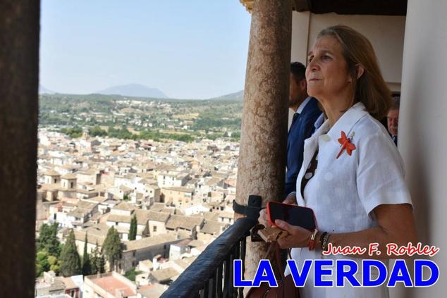 En la Torre Chacona, la Infanta Elena firmó en el libro de honor de la Cofradía y el hermano mayor, Luis Melgarejo, le hizo entrega de una réplica de la Cruz de Caravaca. Visitó las estancias del Museo de la Vera Cruz y subió hasta la Capilla de los Conjuros para ver la ciudad desde la zona más alta de la basílica. 