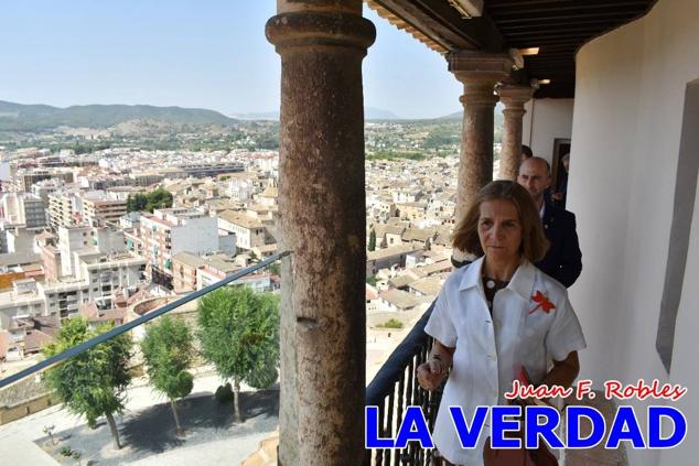 En la Torre Chacona, la Infanta Elena firmó en el libro de honor de la Cofradía y el hermano mayor, Luis Melgarejo, le hizo entrega de una réplica de la Cruz de Caravaca. Visitó las estancias del Museo de la Vera Cruz y subió hasta la Capilla de los Conjuros para ver la ciudad desde la zona más alta de la basílica. 