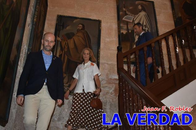 En la Torre Chacona, la Infanta Elena firmó en el libro de honor de la Cofradía y el hermano mayor, Luis Melgarejo, le hizo entrega de una réplica de la Cruz de Caravaca. Visitó las estancias del Museo de la Vera Cruz y subió hasta la Capilla de los Conjuros para ver la ciudad desde la zona más alta de la basílica. 