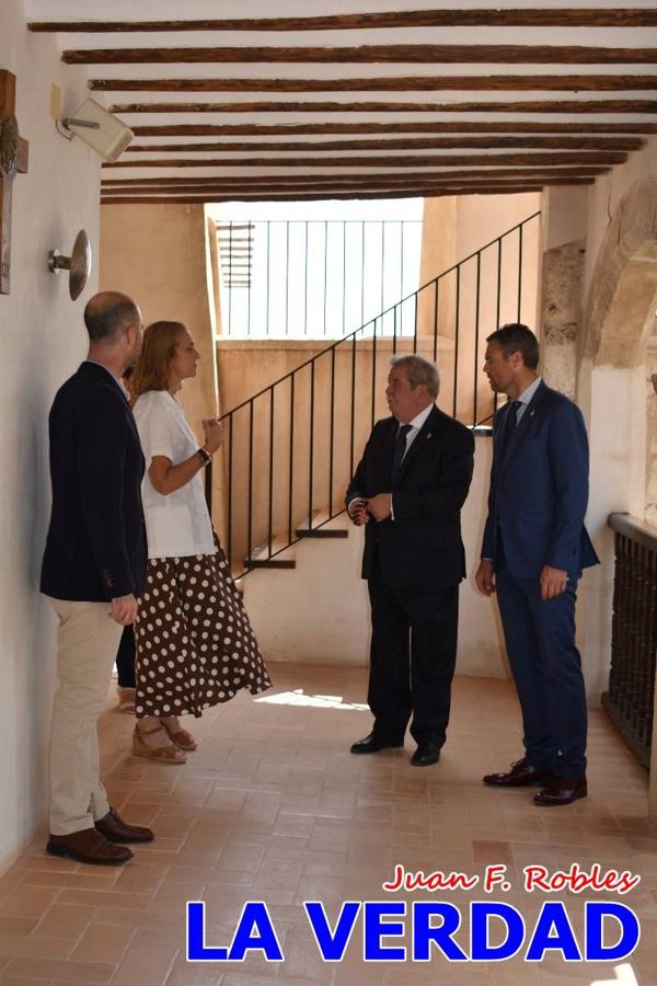 En la Torre Chacona, la Infanta Elena firmó en el libro de honor de la Cofradía y el hermano mayor, Luis Melgarejo, le hizo entrega de una réplica de la Cruz de Caravaca. Visitó las estancias del Museo de la Vera Cruz y subió hasta la Capilla de los Conjuros para ver la ciudad desde la zona más alta de la basílica. 