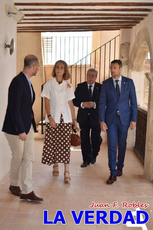 En la Torre Chacona, la Infanta Elena firmó en el libro de honor de la Cofradía y el hermano mayor, Luis Melgarejo, le hizo entrega de una réplica de la Cruz de Caravaca. Visitó las estancias del Museo de la Vera Cruz y subió hasta la Capilla de los Conjuros para ver la ciudad desde la zona más alta de la basílica. 