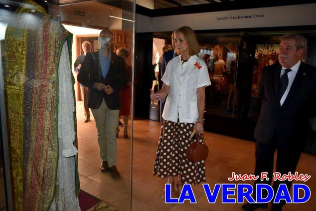 En la Torre Chacona, la Infanta Elena firmó en el libro de honor de la Cofradía y el hermano mayor, Luis Melgarejo, le hizo entrega de una réplica de la Cruz de Caravaca. Visitó las estancias del Museo de la Vera Cruz y subió hasta la Capilla de los Conjuros para ver la ciudad desde la zona más alta de la basílica. 