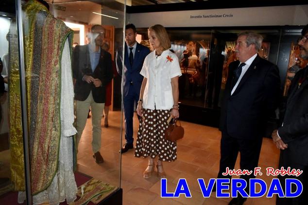 En la Torre Chacona, la Infanta Elena firmó en el libro de honor de la Cofradía y el hermano mayor, Luis Melgarejo, le hizo entrega de una réplica de la Cruz de Caravaca. Visitó las estancias del Museo de la Vera Cruz y subió hasta la Capilla de los Conjuros para ver la ciudad desde la zona más alta de la basílica. 