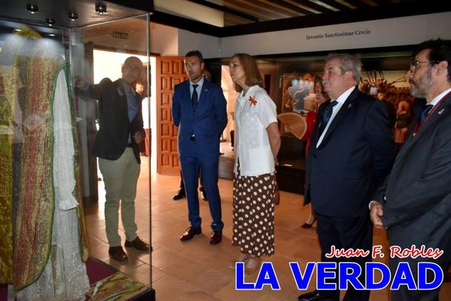 En la Torre Chacona, la Infanta Elena firmó en el libro de honor de la Cofradía y el hermano mayor, Luis Melgarejo, le hizo entrega de una réplica de la Cruz de Caravaca. Visitó las estancias del Museo de la Vera Cruz y subió hasta la Capilla de los Conjuros para ver la ciudad desde la zona más alta de la basílica. 