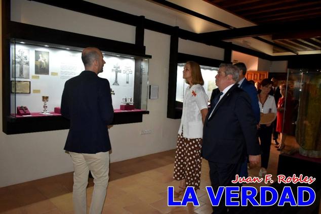 En la Torre Chacona, la Infanta Elena firmó en el libro de honor de la Cofradía y el hermano mayor, Luis Melgarejo, le hizo entrega de una réplica de la Cruz de Caravaca. Visitó las estancias del Museo de la Vera Cruz y subió hasta la Capilla de los Conjuros para ver la ciudad desde la zona más alta de la basílica. 