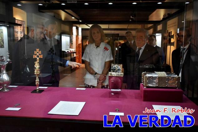 En la Torre Chacona, la Infanta Elena firmó en el libro de honor de la Cofradía y el hermano mayor, Luis Melgarejo, le hizo entrega de una réplica de la Cruz de Caravaca. Visitó las estancias del Museo de la Vera Cruz y subió hasta la Capilla de los Conjuros para ver la ciudad desde la zona más alta de la basílica. 