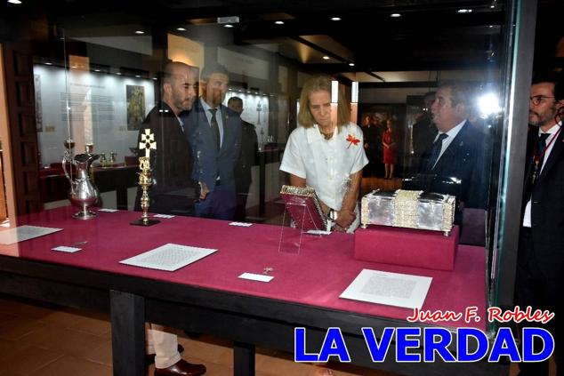 En la Torre Chacona, la Infanta Elena firmó en el libro de honor de la Cofradía y el hermano mayor, Luis Melgarejo, le hizo entrega de una réplica de la Cruz de Caravaca. Visitó las estancias del Museo de la Vera Cruz y subió hasta la Capilla de los Conjuros para ver la ciudad desde la zona más alta de la basílica. 