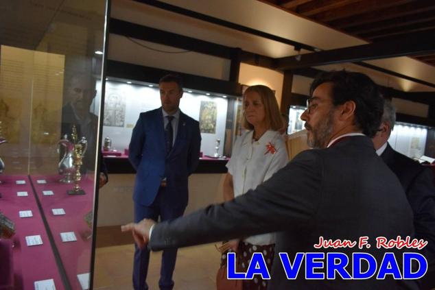 En la Torre Chacona, la Infanta Elena firmó en el libro de honor de la Cofradía y el hermano mayor, Luis Melgarejo, le hizo entrega de una réplica de la Cruz de Caravaca. Visitó las estancias del Museo de la Vera Cruz y subió hasta la Capilla de los Conjuros para ver la ciudad desde la zona más alta de la basílica. 