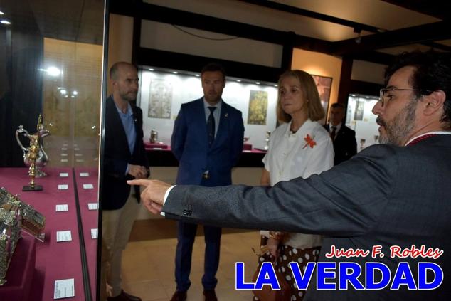 En la Torre Chacona, la Infanta Elena firmó en el libro de honor de la Cofradía y el hermano mayor, Luis Melgarejo, le hizo entrega de una réplica de la Cruz de Caravaca. Visitó las estancias del Museo de la Vera Cruz y subió hasta la Capilla de los Conjuros para ver la ciudad desde la zona más alta de la basílica. 