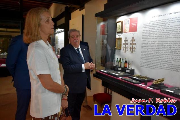 En la Torre Chacona, la Infanta Elena firmó en el libro de honor de la Cofradía y el hermano mayor, Luis Melgarejo, le hizo entrega de una réplica de la Cruz de Caravaca. Visitó las estancias del Museo de la Vera Cruz y subió hasta la Capilla de los Conjuros para ver la ciudad desde la zona más alta de la basílica. 