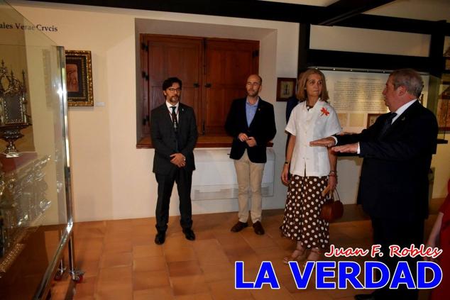 En la Torre Chacona, la Infanta Elena firmó en el libro de honor de la Cofradía y el hermano mayor, Luis Melgarejo, le hizo entrega de una réplica de la Cruz de Caravaca. Visitó las estancias del Museo de la Vera Cruz y subió hasta la Capilla de los Conjuros para ver la ciudad desde la zona más alta de la basílica. 