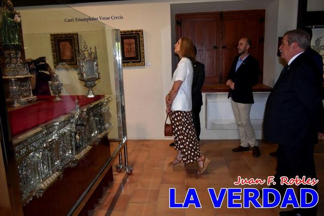 En la Torre Chacona, la Infanta Elena firmó en el libro de honor de la Cofradía y el hermano mayor, Luis Melgarejo, le hizo entrega de una réplica de la Cruz de Caravaca. Visitó las estancias del Museo de la Vera Cruz y subió hasta la Capilla de los Conjuros para ver la ciudad desde la zona más alta de la basílica. 