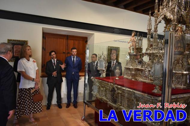 En la Torre Chacona, la Infanta Elena firmó en el libro de honor de la Cofradía y el hermano mayor, Luis Melgarejo, le hizo entrega de una réplica de la Cruz de Caravaca. Visitó las estancias del Museo de la Vera Cruz y subió hasta la Capilla de los Conjuros para ver la ciudad desde la zona más alta de la basílica. 