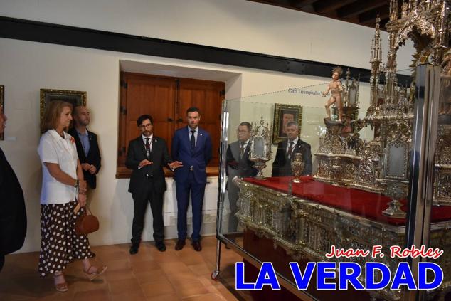 En la Torre Chacona, la Infanta Elena firmó en el libro de honor de la Cofradía y el hermano mayor, Luis Melgarejo, le hizo entrega de una réplica de la Cruz de Caravaca. Visitó las estancias del Museo de la Vera Cruz y subió hasta la Capilla de los Conjuros para ver la ciudad desde la zona más alta de la basílica. 