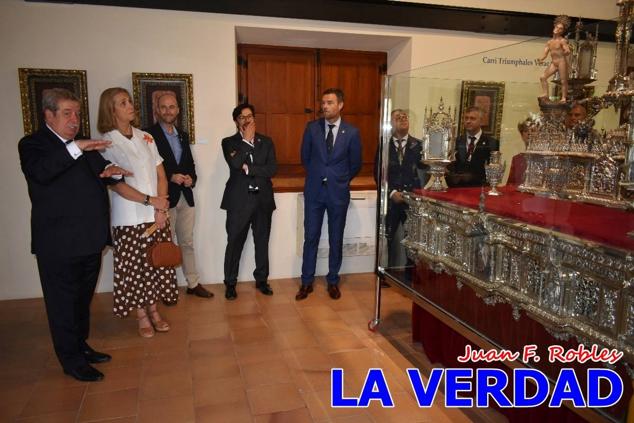 En la Torre Chacona, la Infanta Elena firmó en el libro de honor de la Cofradía y el hermano mayor, Luis Melgarejo, le hizo entrega de una réplica de la Cruz de Caravaca. Visitó las estancias del Museo de la Vera Cruz y subió hasta la Capilla de los Conjuros para ver la ciudad desde la zona más alta de la basílica. 