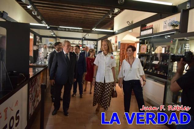En la Torre Chacona, la Infanta Elena firmó en el libro de honor de la Cofradía y el hermano mayor, Luis Melgarejo, le hizo entrega de una réplica de la Cruz de Caravaca. Visitó las estancias del Museo de la Vera Cruz y subió hasta la Capilla de los Conjuros para ver la ciudad desde la zona más alta de la basílica. 