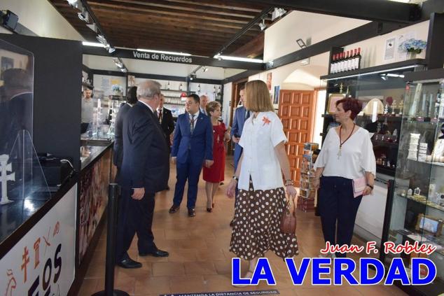 En la Torre Chacona, la Infanta Elena firmó en el libro de honor de la Cofradía y el hermano mayor, Luis Melgarejo, le hizo entrega de una réplica de la Cruz de Caravaca. Visitó las estancias del Museo de la Vera Cruz y subió hasta la Capilla de los Conjuros para ver la ciudad desde la zona más alta de la basílica. 
