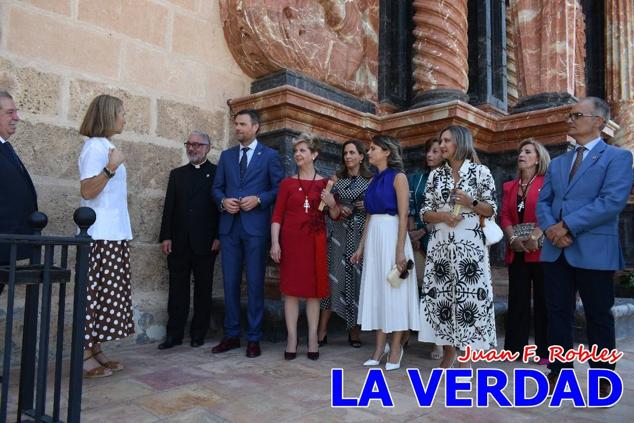 En la Torre Chacona, la Infanta Elena firmó en el libro de honor de la Cofradía y el hermano mayor, Luis Melgarejo, le hizo entrega de una réplica de la Cruz de Caravaca. Visitó las estancias del Museo de la Vera Cruz y subió hasta la Capilla de los Conjuros para ver la ciudad desde la zona más alta de la basílica. 
