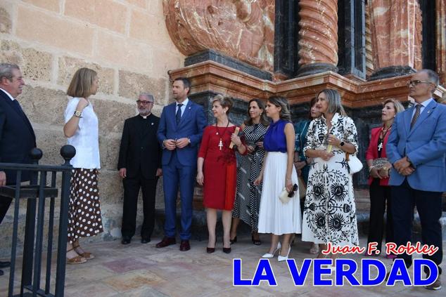 En la Torre Chacona, la Infanta Elena firmó en el libro de honor de la Cofradía y el hermano mayor, Luis Melgarejo, le hizo entrega de una réplica de la Cruz de Caravaca. Visitó las estancias del Museo de la Vera Cruz y subió hasta la Capilla de los Conjuros para ver la ciudad desde la zona más alta de la basílica. 