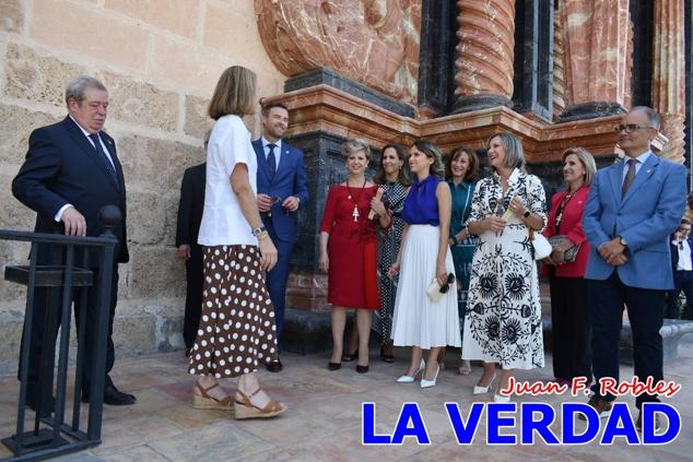 En la Torre Chacona, la Infanta Elena firmó en el libro de honor de la Cofradía y el hermano mayor, Luis Melgarejo, le hizo entrega de una réplica de la Cruz de Caravaca. Visitó las estancias del Museo de la Vera Cruz y subió hasta la Capilla de los Conjuros para ver la ciudad desde la zona más alta de la basílica. 