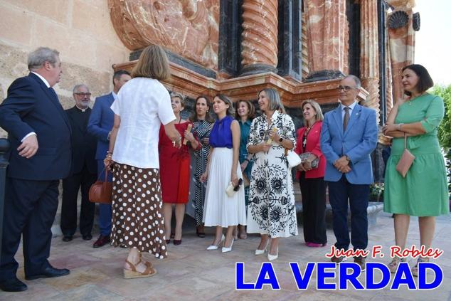 En la Torre Chacona, la Infanta Elena firmó en el libro de honor de la Cofradía y el hermano mayor, Luis Melgarejo, le hizo entrega de una réplica de la Cruz de Caravaca. Visitó las estancias del Museo de la Vera Cruz y subió hasta la Capilla de los Conjuros para ver la ciudad desde la zona más alta de la basílica. 