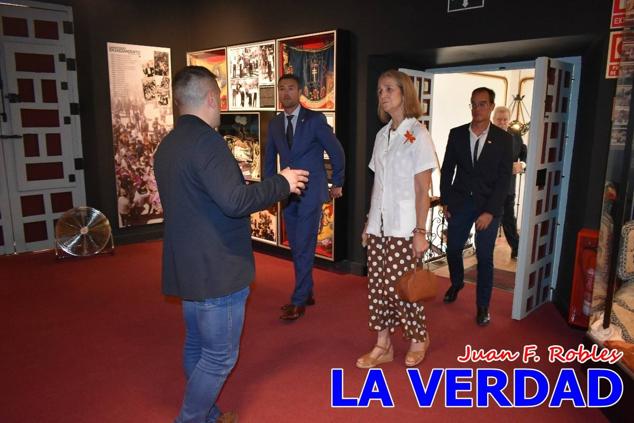 El programa de la visita de la Infanta Elena concluyó con un recorrido por la Casa-Museo de los Caballos del Vino; un momento que había despertado gran expectación entre los caballistas ya que doña Elena ostenta el título de Amazona Honoraria del Bando de los Caballos del Vino desde 1990, fecha en la que aceptó el nombramiento. 