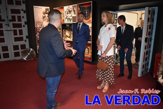 El programa de la visita de la Infanta Elena concluyó con un recorrido por la Casa-Museo de los Caballos del Vino; un momento que había despertado gran expectación entre los caballistas ya que doña Elena ostenta el título de Amazona Honoraria del Bando de los Caballos del Vino desde 1990, fecha en la que aceptó el nombramiento. 