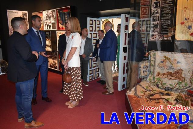 El programa de la visita de la Infanta Elena concluyó con un recorrido por la Casa-Museo de los Caballos del Vino; un momento que había despertado gran expectación entre los caballistas ya que doña Elena ostenta el título de Amazona Honoraria del Bando de los Caballos del Vino desde 1990, fecha en la que aceptó el nombramiento. 