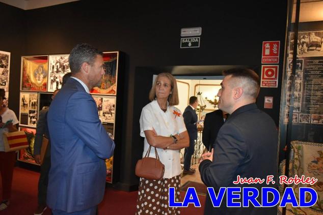 El programa de la visita de la Infanta Elena concluyó con un recorrido por la Casa-Museo de los Caballos del Vino; un momento que había despertado gran expectación entre los caballistas ya que doña Elena ostenta el título de Amazona Honoraria del Bando de los Caballos del Vino desde 1990, fecha en la que aceptó el nombramiento. 