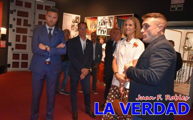 El programa de la visita de la Infanta Elena concluyó con un recorrido por la Casa-Museo de los Caballos del Vino; un momento que había despertado gran expectación entre los caballistas ya que doña Elena ostenta el título de Amazona Honoraria del Bando de los Caballos del Vino desde 1990, fecha en la que aceptó el nombramiento. 