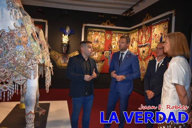 El programa de la visita de la Infanta Elena concluyó con un recorrido por la Casa-Museo de los Caballos del Vino; un momento que había despertado gran expectación entre los caballistas ya que doña Elena ostenta el título de Amazona Honoraria del Bando de los Caballos del Vino desde 1990, fecha en la que aceptó el nombramiento. 