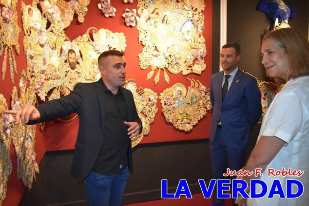 El programa de la visita de la Infanta Elena concluyó con un recorrido por la Casa-Museo de los Caballos del Vino; un momento que había despertado gran expectación entre los caballistas ya que doña Elena ostenta el título de Amazona Honoraria del Bando de los Caballos del Vino desde 1990, fecha en la que aceptó el nombramiento. 