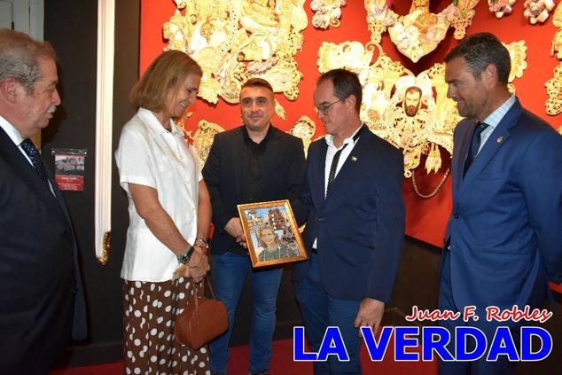 El programa de la visita de la Infanta Elena concluyó con un recorrido por la Casa-Museo de los Caballos del Vino; un momento que había despertado gran expectación entre los caballistas ya que doña Elena ostenta el título de Amazona Honoraria del Bando de los Caballos del Vino desde 1990, fecha en la que aceptó el nombramiento. 
