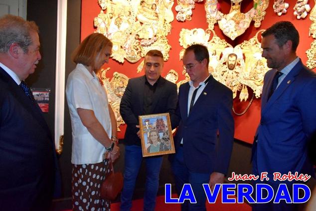 El programa de la visita de la Infanta Elena concluyó con un recorrido por la Casa-Museo de los Caballos del Vino; un momento que había despertado gran expectación entre los caballistas ya que doña Elena ostenta el título de Amazona Honoraria del Bando de los Caballos del Vino desde 1990, fecha en la que aceptó el nombramiento. 