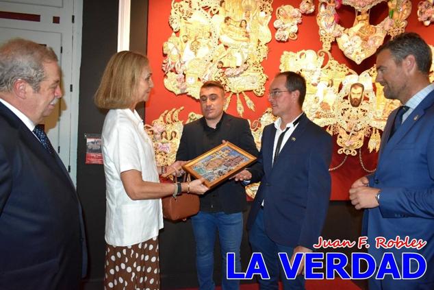 El programa de la visita de la Infanta Elena concluyó con un recorrido por la Casa-Museo de los Caballos del Vino; un momento que había despertado gran expectación entre los caballistas ya que doña Elena ostenta el título de Amazona Honoraria del Bando de los Caballos del Vino desde 1990, fecha en la que aceptó el nombramiento. 
