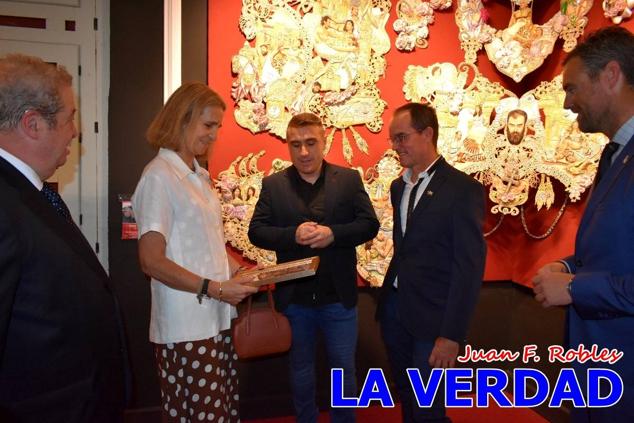 El programa de la visita de la Infanta Elena concluyó con un recorrido por la Casa-Museo de los Caballos del Vino; un momento que había despertado gran expectación entre los caballistas ya que doña Elena ostenta el título de Amazona Honoraria del Bando de los Caballos del Vino desde 1990, fecha en la que aceptó el nombramiento. 