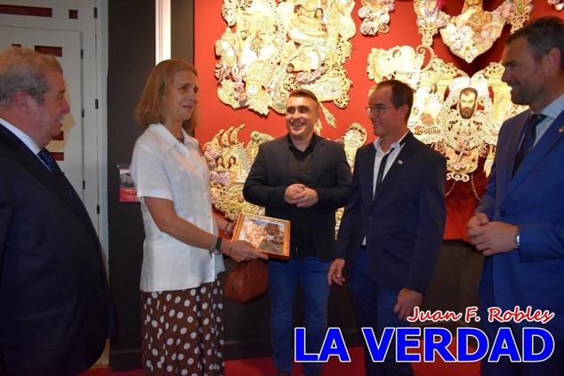 El programa de la visita de la Infanta Elena concluyó con un recorrido por la Casa-Museo de los Caballos del Vino; un momento que había despertado gran expectación entre los caballistas ya que doña Elena ostenta el título de Amazona Honoraria del Bando de los Caballos del Vino desde 1990, fecha en la que aceptó el nombramiento. 