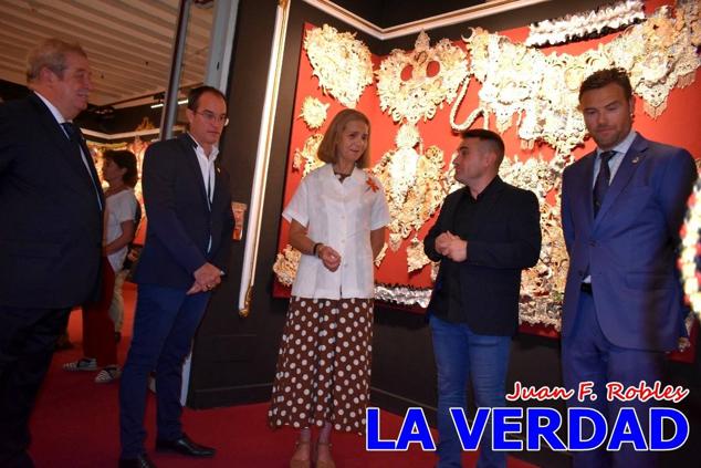 El programa de la visita de la Infanta Elena concluyó con un recorrido por la Casa-Museo de los Caballos del Vino; un momento que había despertado gran expectación entre los caballistas ya que doña Elena ostenta el título de Amazona Honoraria del Bando de los Caballos del Vino desde 1990, fecha en la que aceptó el nombramiento. 