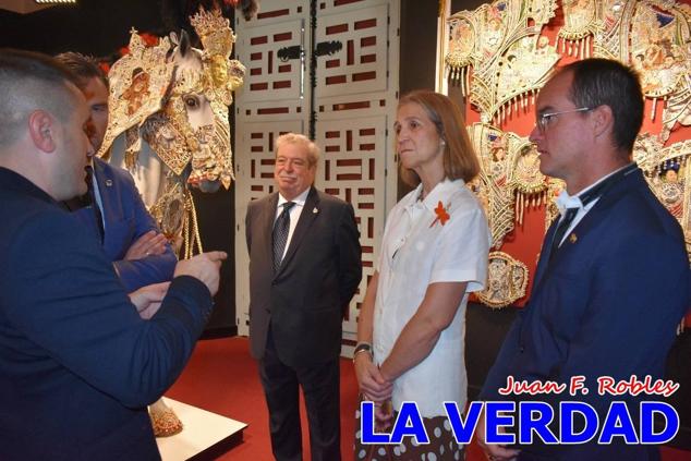 El programa de la visita de la Infanta Elena concluyó con un recorrido por la Casa-Museo de los Caballos del Vino; un momento que había despertado gran expectación entre los caballistas ya que doña Elena ostenta el título de Amazona Honoraria del Bando de los Caballos del Vino desde 1990, fecha en la que aceptó el nombramiento. 