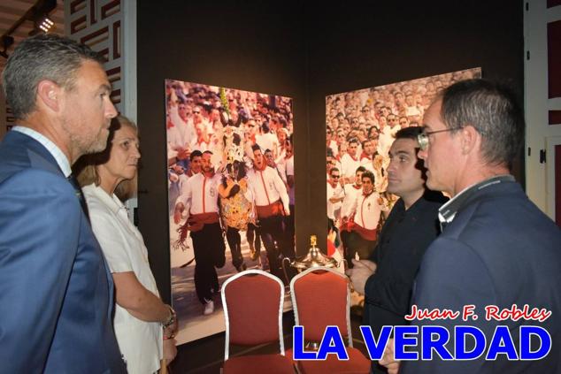 El programa de la visita de la Infanta Elena concluyó con un recorrido por la Casa-Museo de los Caballos del Vino; un momento que había despertado gran expectación entre los caballistas ya que doña Elena ostenta el título de Amazona Honoraria del Bando de los Caballos del Vino desde 1990, fecha en la que aceptó el nombramiento. 