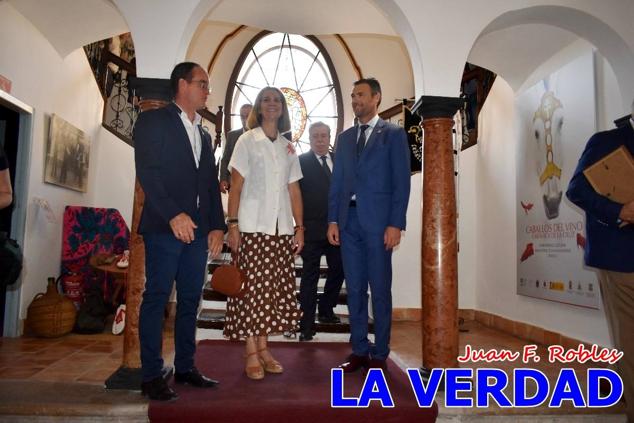 El programa de la visita de la Infanta Elena concluyó con un recorrido por la Casa-Museo de los Caballos del Vino; un momento que había despertado gran expectación entre los caballistas ya que doña Elena ostenta el título de Amazona Honoraria del Bando de los Caballos del Vino desde 1990, fecha en la que aceptó el nombramiento. 