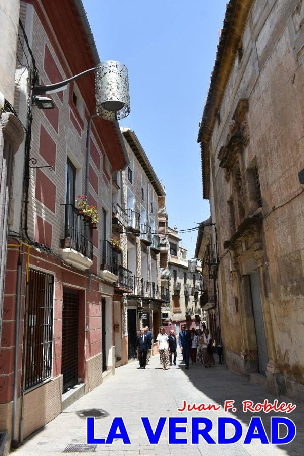 Antes de abandonar la ciudad, la Infanta Elena recorrió la calle Mayor y entró al convento de San José, Fundación de Santa Teresa de Jesús. 