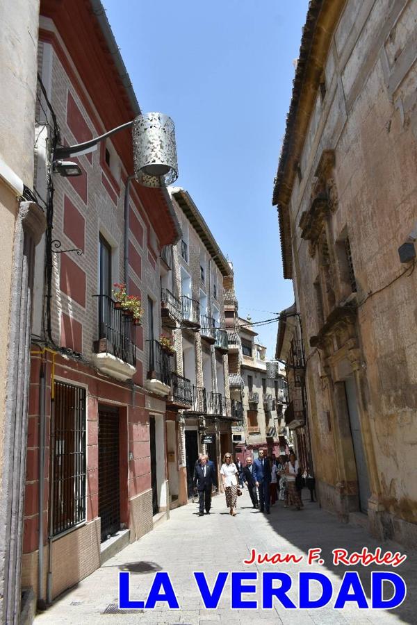 Antes de abandonar la ciudad, la Infanta Elena recorrió la calle Mayor y entró al convento de San José, Fundación de Santa Teresa de Jesús. 