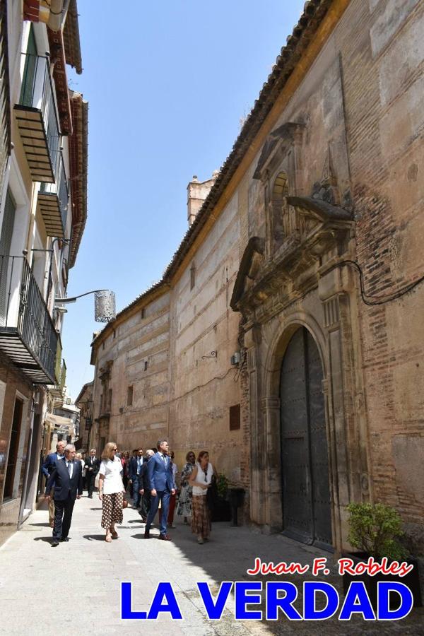 Antes de abandonar la ciudad, la Infanta Elena recorrió la calle Mayor y entró al convento de San José, Fundación de Santa Teresa de Jesús. 